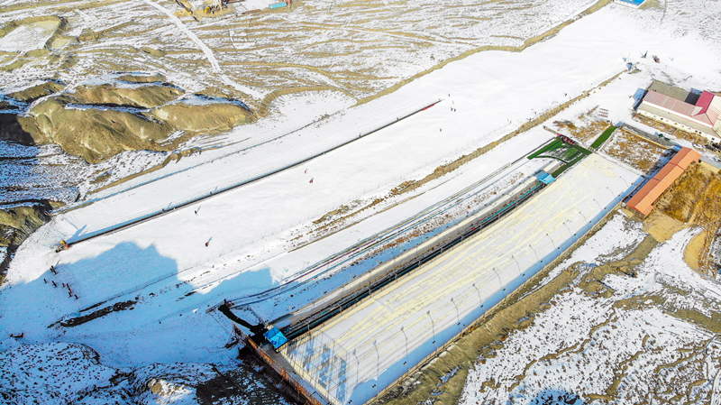 甘肃嘉峪关悬臂滑雪场