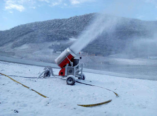 四川阿坝州太子岭造雪现场